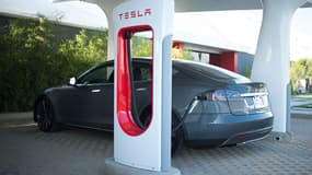 Une Model S branchée sur un superchargeur aux Etats-Unis