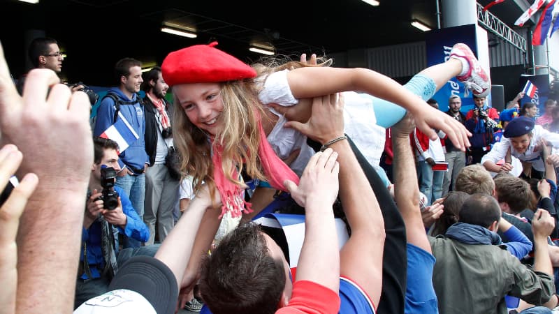 Un paquito a accueilli les Bleus à l'aéroport