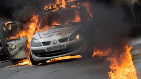 Une voiture de police incendiée le 18 mai 2016, quai de Valmy à Paris.