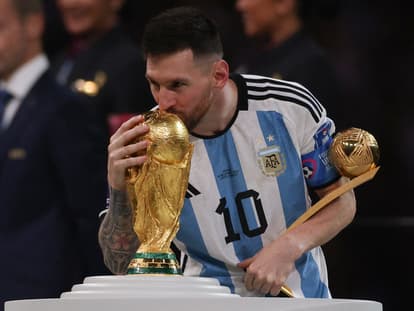 [FOOT] COUPE DU MONDE 2022 - Page 27 Lionel-Messi-qui-embrasse-la-Coupe-du-monde-apres-la-finale-France-Argentine-18-decembre-2022-1542913