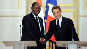 Reçu à l'Elysée avec tous les honneurs, au deuxième jour d'une visite d'Etat en France, le président ivoirien Alassane Ouattara a demandé jeudi aux entreprises françaises de revenir dans son pays et fait appel au soutien de Paris pour obtenir un accord de