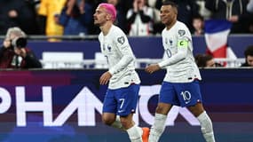 Antoine Griezmann et Kylian Mbappé (capitaine) avec l'équipe de France, 24 mars 2023