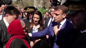 Emmanuel Macron en plein échange avec une Marseillaise sur la question de Gaza, à Marseille, le 19 mars 2024.