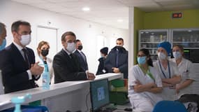 Le président Emmanuel Macron échange avec les soignants d'un service de réanimation à Poissy (Yvelines)