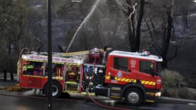 Pompiers australiens intervenant sur des feux à Melbourne (État du Victoria)