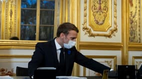 Emmanuel Macron lors d'un échange téléphonique en novembre 2020 à Paris (Photo d'illustration)