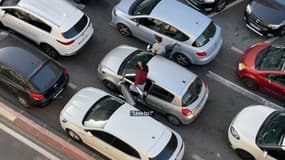 Les files de voitures n'en finissent pas.