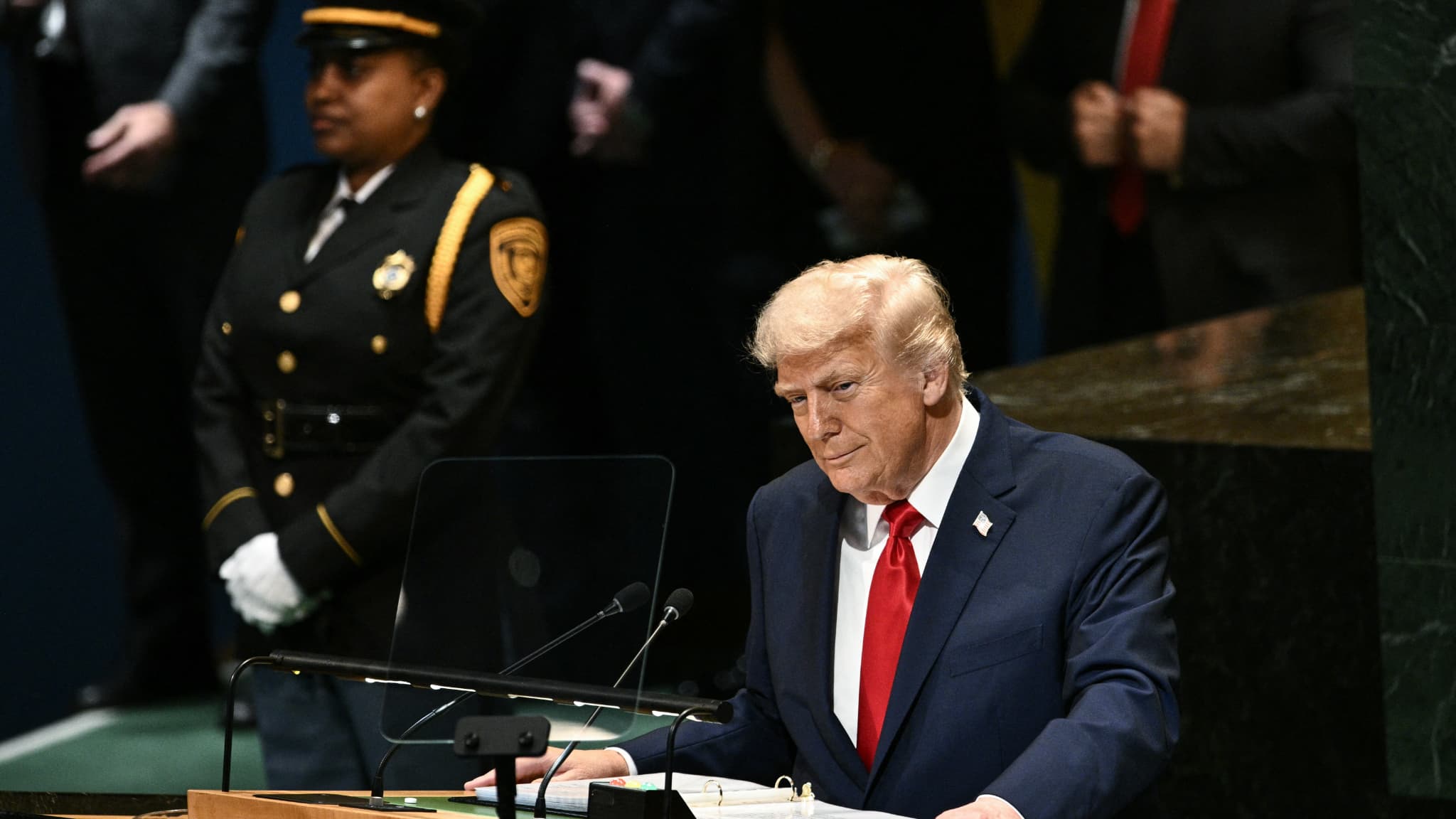 "C'EST UNE HONTE, C'EST SCANDALEUX": DONALD TRUMP DEMANDE AUX EUROPÉENS D'"ARRÊTER IMMÉDIATEMENT" D'ACHETER DE L'ÉNERGIE RUSSE