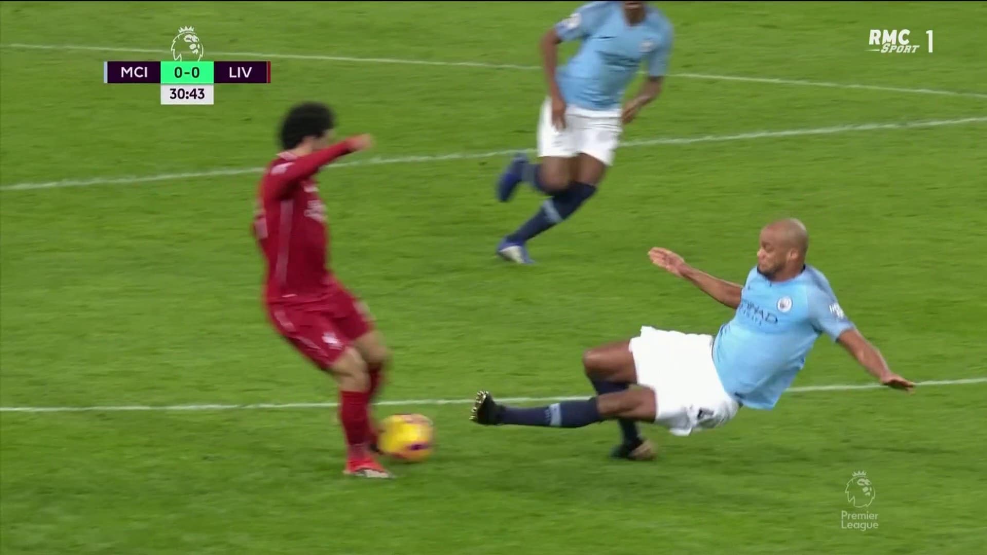 Manchester City-Liverpool : le tacle de Kompany sur Salah (2)