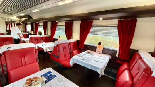 La voiture-restaurant de l'Espresso Riviera, qui circulera cet été entre Marseille et Rome.