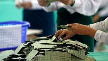Dépouillement des bulletins de vote à Rangoun. Deux partis très proches de l'armée devraient remporter les législatives organisées dimanche par la junte en Birmanie dans un climat de morosité et qui ont tourné selon les capitales occidentales au simulacre
