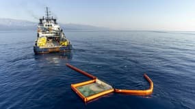 Photo de la Marine nationale montrant un bateau récupérant des hydrocarbures au large de Solenzara le 13 juin 2021