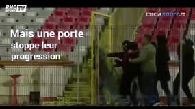 Des ultras humiliés par une porte (qu'il fallait tirer...) en Roumanie