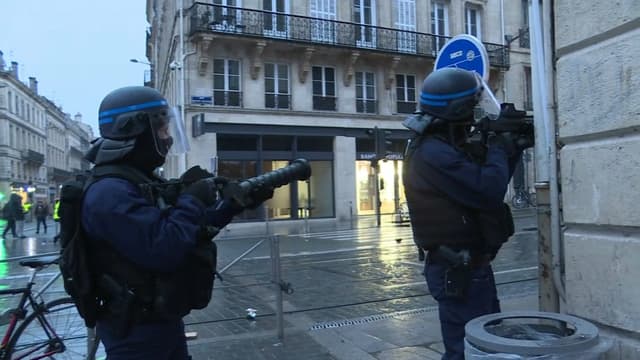 Les lanceurs de balles de défense sont mis en cause par les manifestants.
