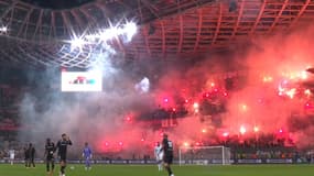Les supporters de Nice ont tiré des feux d'artifice lors du match contre l'OM, 21 novembre 2025