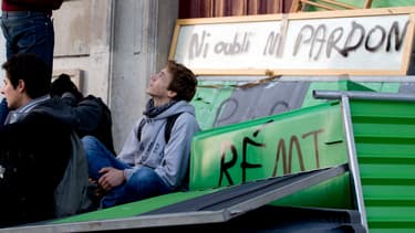Amoncellement de barrières de chantier lors des blocages de lycées à Paris, le 6 novembre.