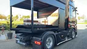 Un camion aménagé en corbillard dans une société de carrosserie funéraire de Bouxwiller (Bas-Rhin), en octobre 2024.