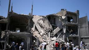 Immeuble résidentiel dans le quartier de Soul al Djouma à Tripoli, que les autorités libyennes présentent comme détruit par des frappes de l'Otan. Des responsables libyens ont affirmé dimanche que plusieurs civils avaient été tués lors d'un raid aérien me
