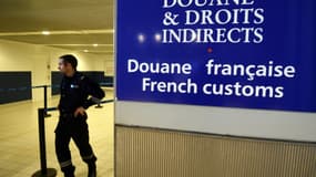 Un agent des douanes à Roissy Charles-de-Gaulle le 17 mars 2015