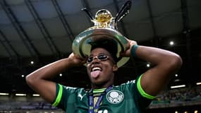 Endrick fête son deuxième titre de champion du Brésil avec Palmeiras, le 6 décembre 2023