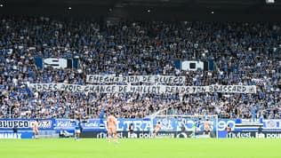 Une banderole contre Emanuel Emegha, capitaine du RC Strasbourg