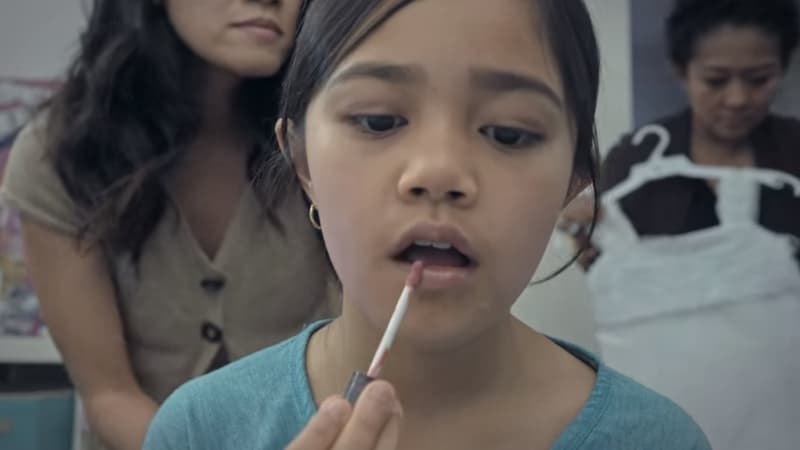 Une ONG a publié de faux tutos beauté pour dénoncer les violences sexuelles dont sont victimes les petites filles