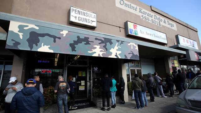 Une armurerie bondée en Californie le 16 mars.