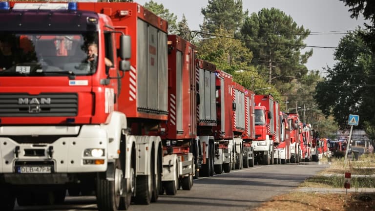 Des renforts de pompiers arrivent à Hostens (Gironde) le 13 août 2022