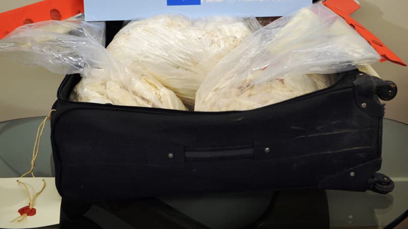 Les policiers ont été interpellés alors qu'ils venaient de récupérer deux valises remplies de cocaïne (photo d'illustration).