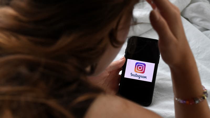 Une personne consultant Instagram.