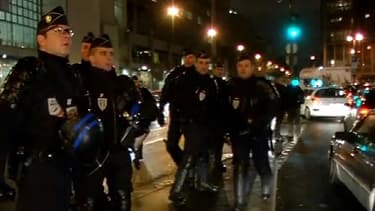 CRS déployés aux abords de la place de la Bastille, à Paris, jeudi soir.