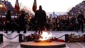 La flamme du Soldat inconnu sous l'Arc de Triomphe, lors d'une cérémonie tout juste un an après le début de la guerre en Ukraine, le 24 février 2023 (photo d'illustration).