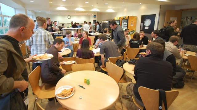 Être réuni dans un même espace pour déjeuner donnerait même à la cuisine d'entreprise des airs d'incubateur à idées
