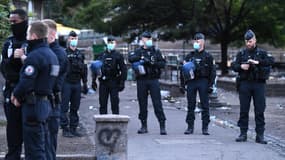 Des gendarmes mobiles proche du jardin de Forceval lors du démantèlement d'un camp de consommateurs de crack, au nord-est de Paris, le 5 octobre 2022