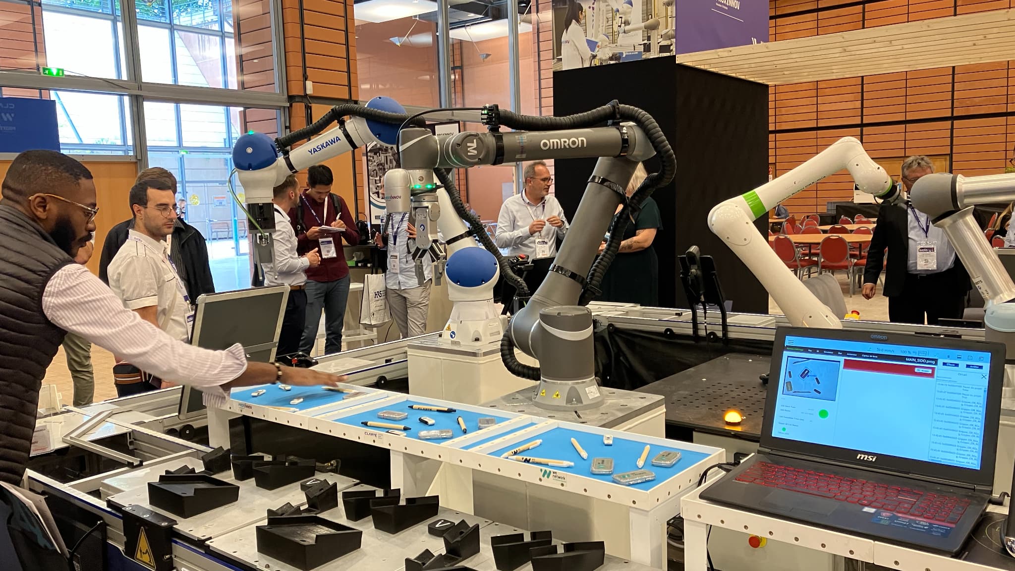 Robots industriels dans l'usine showroom de Proxinnov