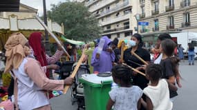 Les manifestants réclament une mise à l'abri devant la mairie du 18e arrondissement de Paris ce mercredi 24 juillet