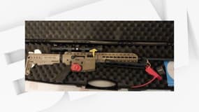 Un arsenal d'armes saisi par la douane à Marseille le 8 février 2025.