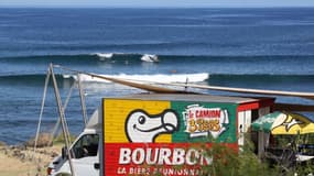 L'île de la Réunion, réputé pour ses spots de surf, perd son attractivité à cause des attaques de requins. 