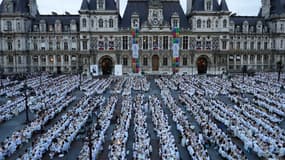 Organisé sans autorisation, ce "Dîner en blanc", 29e édition, bénéficie d'une tolérance des forces de l'ordre en raison d'une organisation disciplinée.