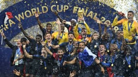 Les Français célèbrent leur titre de champions du monde, après avoir battu la Croatie (4-2) en finale, le 15 juillet 2018 à Moscou
