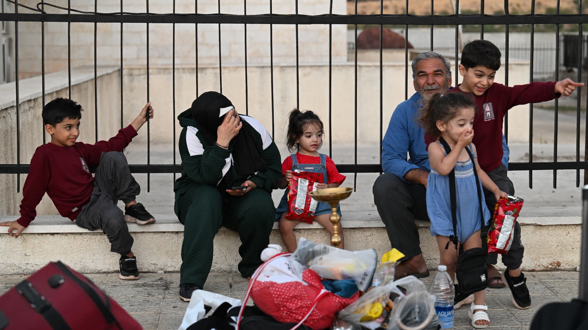 Des enfants à la frontière syrienne fuyant les bombardements israéliens, le 25 septembre 2024