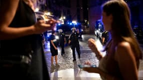 La police demande aux personnes qui participent à une soirée de quitter les lieux alors que le couvre-feu entre en vigueur dans le quartier de Born, à Barcelone, le 17 juillet 2021.