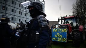 Des agriculteurs en colère font face à des CRS à Bordeaux le 11 mars 2024