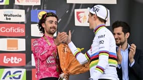L'Irlandais Ben Healy salue le vainqueur de la Doyenne, Tadej Pogacar, le 27 avril 2025
