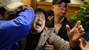 Une proche de passagers de l'avion éclate en sanglots, à Pékin, après l'annonce.