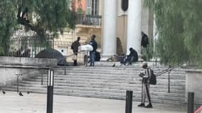 Un groupe de migrants installés aux abords de l'église du Vœu à Nice.