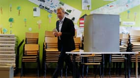 Le candidat de l'Union chrétienne-démocrate, Norbert Röttgen, dans un bureau de vote de Stieldorf, en Rhénanie-du-Nord-Westphalie. La CDU de la chancelière allemande Angela Merkel a subi une sévère défaite dimanche aux élections régionales dans le Land le