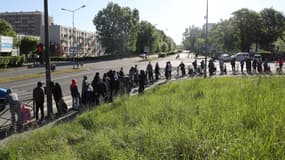 Une file d'attente lors d'une distribution d'aide alimentaire à Clichy-sous-Bois.