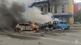 Des pompiers éteignent des véhicules en feu à Belgorod, après une frappe imputée à l'Ukraine , le 30 décembre 2023.