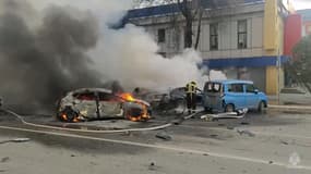 Des pompiers éteignent des véhicules en feu à Belgorod, après une frappe imputée à l'Ukraine , le 30 décembre 2023.